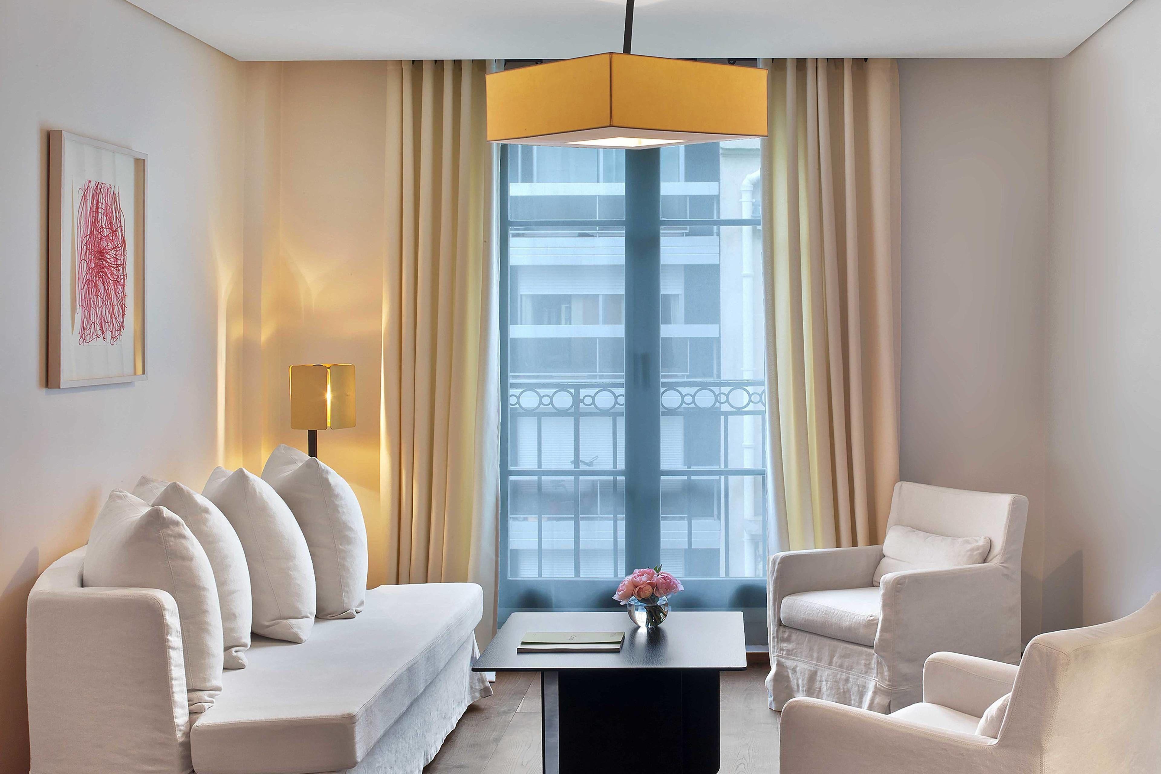 Le Metropolitan, Tour Eiffel, A Tribute Portfolio